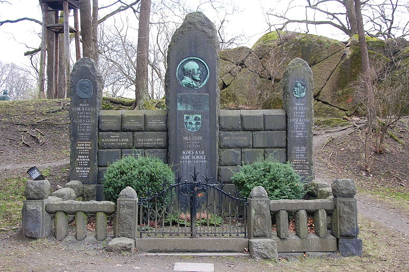 free things to do in Oslo - Grave of painter Hans Gude and family at Vår Frelsers gravlund, Oslo - photo by Anne-Sophie Ofrim under CC-BY-SA-4.0