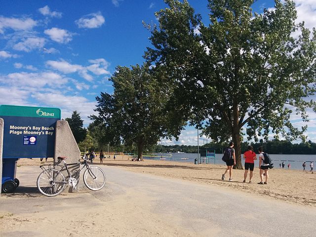 beach at Mooney's Bay Park - photo by MichelCastagne at English Wikipedia under GNU Free Documentation License and CC BY-SA 3.0, 2.5, 2.0, 1.0