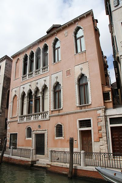 Massimo Micheluzzi's gallery in the Dorsoduro area of Venice - photo by Bjoertvedt under CC-BY-SA-4.0