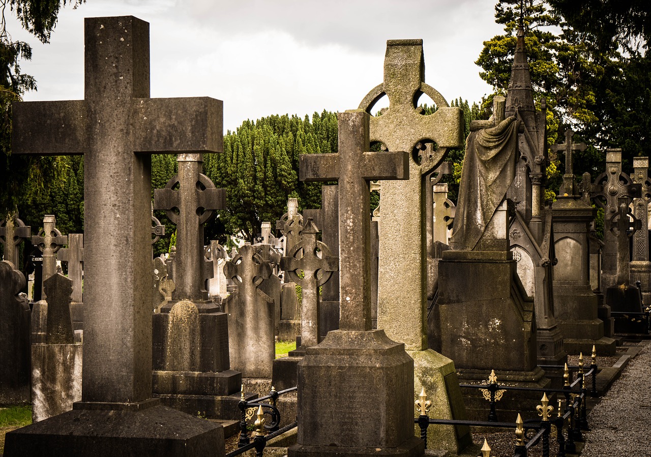 historical sites in Dublin - Glasnevin Cemetery - photo by TuendeBede under Pixabay License