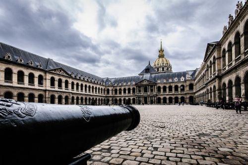 Les Invalides - photo by bogitw under Pixabay License