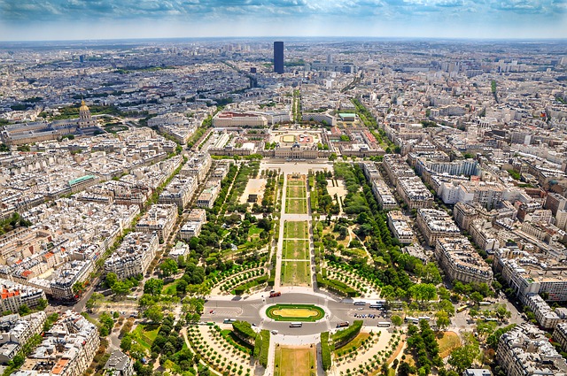 aerial view of Parc du Champ de Mars - photo by DUOTONE_ from Pixabay under Pixabay License