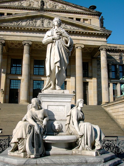 Statue de Friedrich Schiller au Gendarmenmarkt - photo by erge under Pixabay License