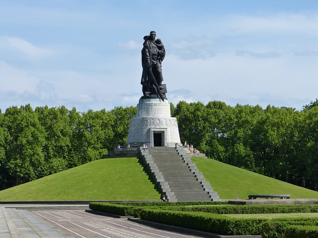 Mémorial de Guerre Soviétique au Treptower Park - photo by Max Pixel under CC0 Public Domain