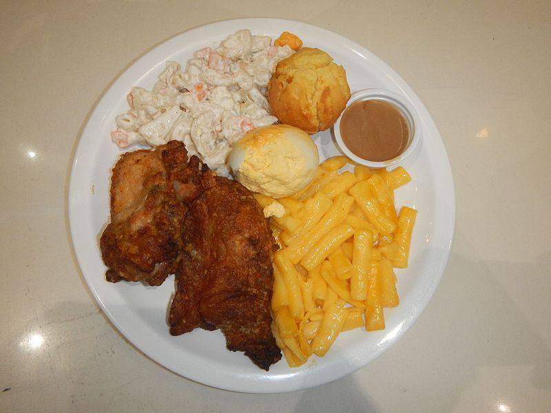 Fried Chicken with mac and cheese, salad and muffins - photo by Judgefloro under CC-Zero