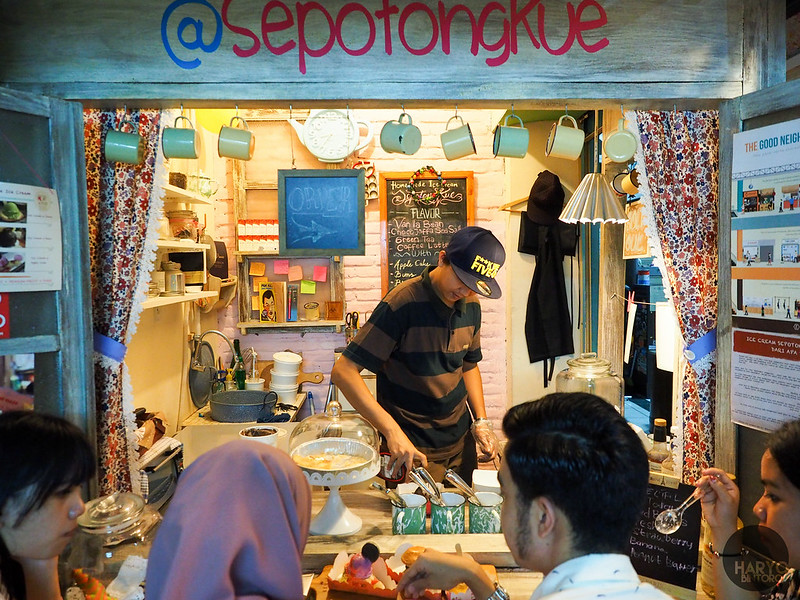 best shopping in Jakarta - Typical weekend scene at Pasar Santa - photo by Haryo Bintoro under CC BY 2.0
