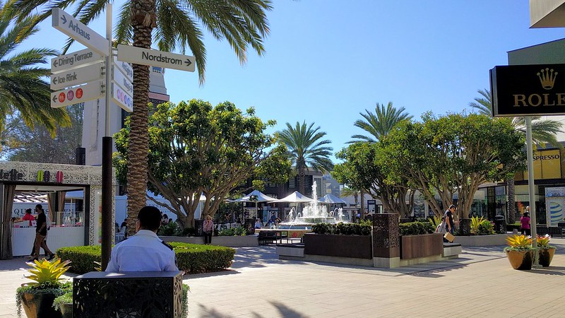best shopping in San Diego - A shopping center in La Jolla in San Diego - photo by cultivar413 under CC BY 2.0