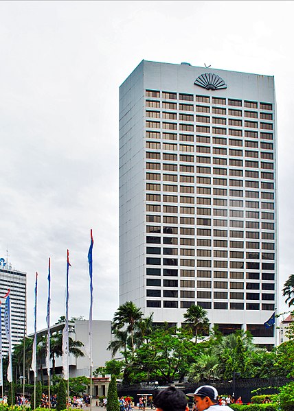 best shopping in Jakarta - The Mandarin Oriental Hotel in Jakarta, housing the Bartele Gallery on its first level - photo by musnahterinjak under CC-BY-SA-3.0