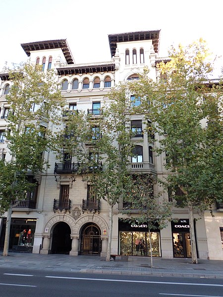One of the shops on Calle de Serrano - photo by Lourdes Cardenal under CC-BY-SA-4.0