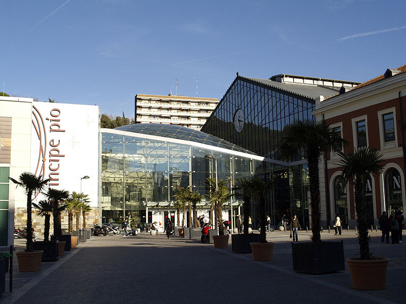 Principe Pío Shopping Mall entrance - photo by FDV under GFDL and CC-BY-3.0