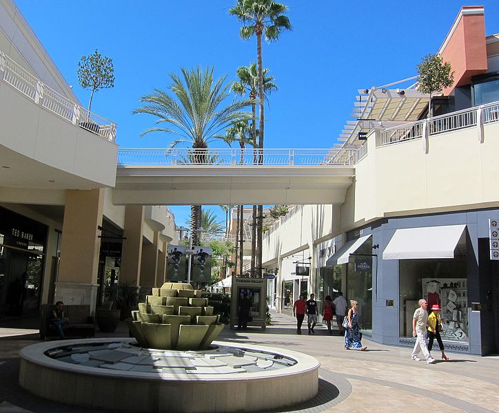 best shopping in San Diego - Fashion Valley in San Diego - photo by Roman Eugeniusz under CC-BY-SA-3.0