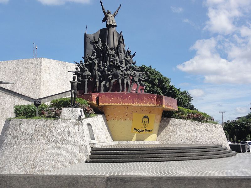 Sites historiques de Quezon City - People Power Monument à EDSA angle White Plains Avenue - photo by Patrick Roque under GFDL and CC BY-SA 4.0