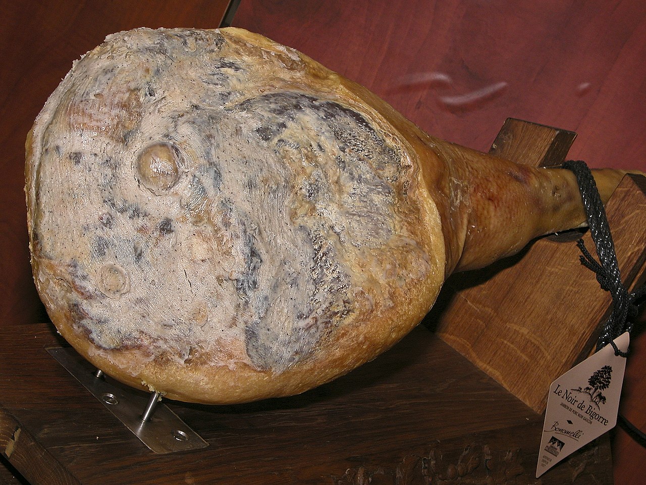 The Layover Paris - Jambon de Porc Noir Gascon - photo de INRA DIST sous CC-BY-2.0