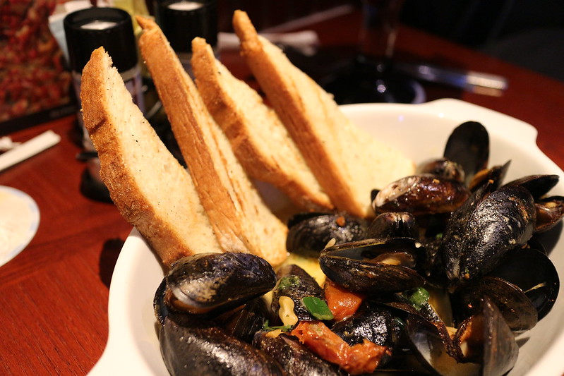 Anthony Bourdain Espagne - Moules à la vapeur - photo par Elsie Hui sous licence CC BY 2.0