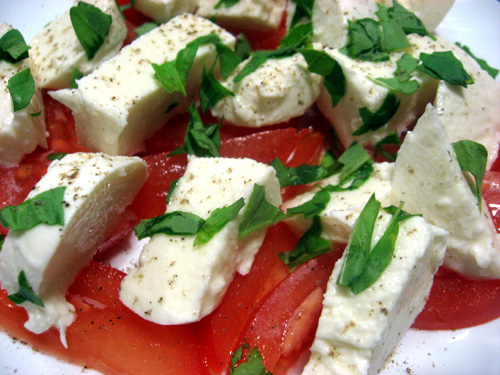 The Layover Rome - Salade Caprese - photo par the Italian voice sous licence CC BY 2.0