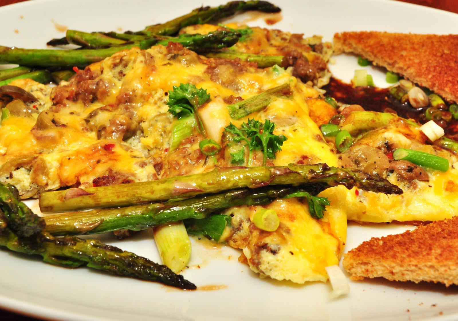 Omelette aux asperges et champignons - photo de jeffreyw sous CC BY 2.0