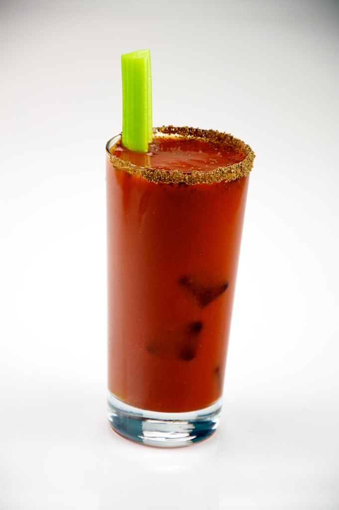 Anthony Bourdain Amsterdam - Cocktail Bloody Mary avec branche de céleri - photo de TheCulinaryGeek sous CC BY 2.0