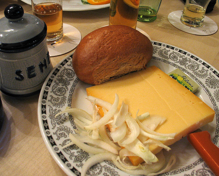 Halve Hahn - photo by © Superbass / CC-BY-SA-3.0 (via Wikimedia Commons)
