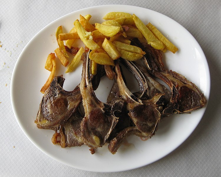 Une assiette de Chuletillas de Cordero - photo par Mike Cowlishaw sous licence GFDL et CC-BY-3.0