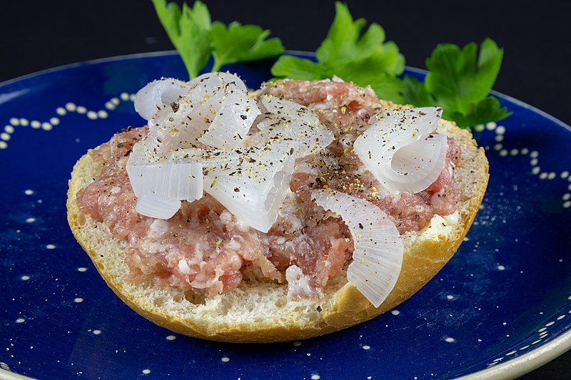 Anthony Bourdain Cologne - Mettbrötchen - photo by © Superbass / CC-BY-SA-4.0 (via Wikimedia Commons)