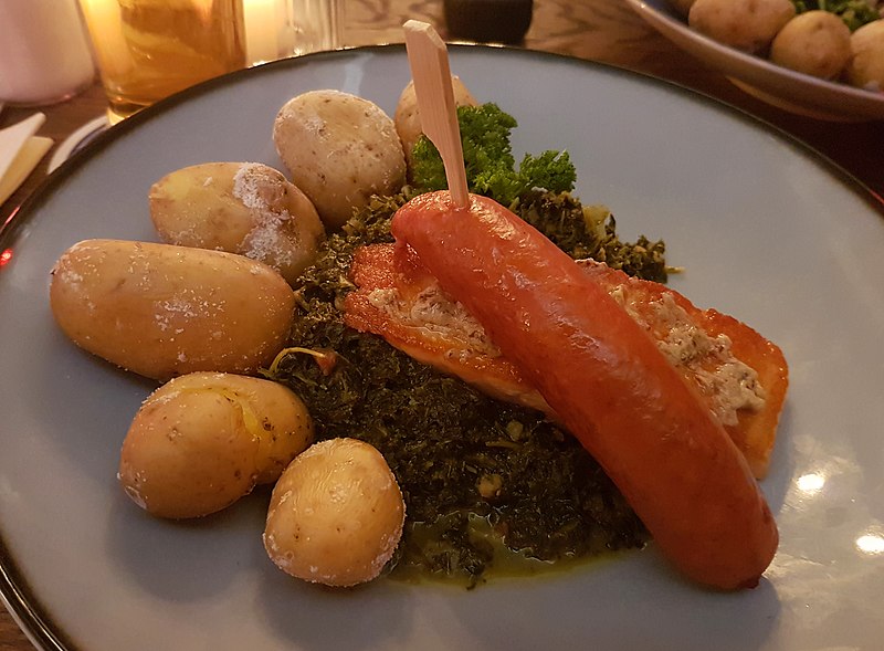 Mettwurst with kale and potatoes - photo by Benreis under CC-BY-SA-4.0