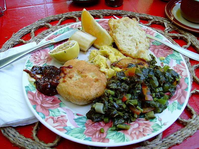 Anthony Bourdain Londres - Petit-déjeuner jamaïcain avec morue salée, callaloo et ackee - photo by Karolyn under CC-BY-3.0
