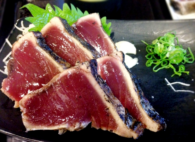 Anthony Bourdain Tokyo - Katsuo no Tataki - photo by つばきさん under CC-BY-SA-4.0