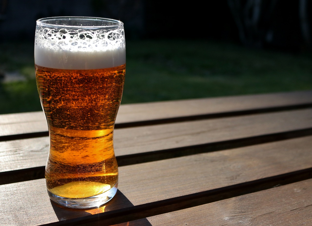 The Layover London - A pint of ale - photo by Milesl under Pixabay License