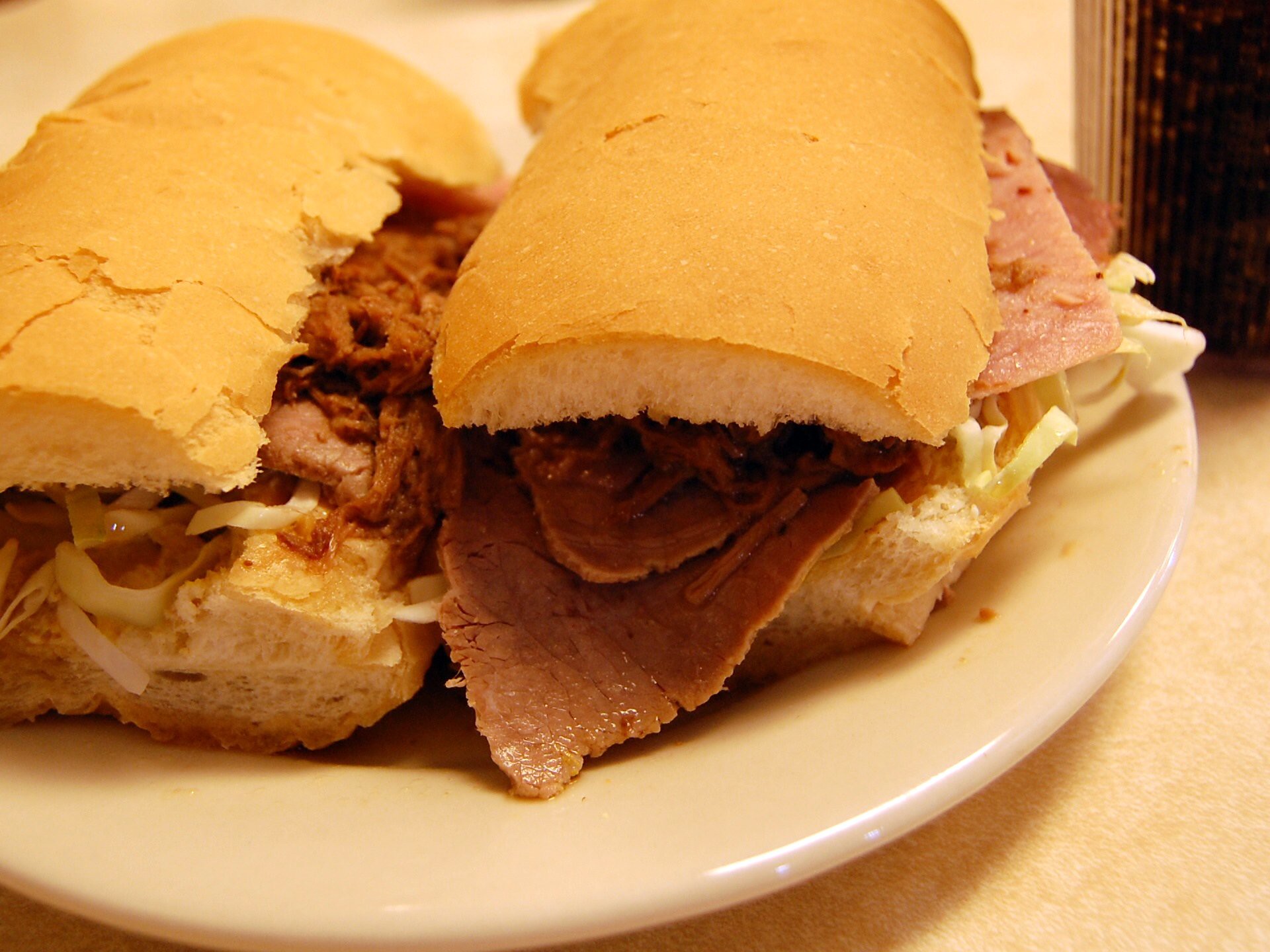 Sandwich Po' Boy Bœuf Rôti - photo by Shubert Ciencia sous CC BY 2.0
