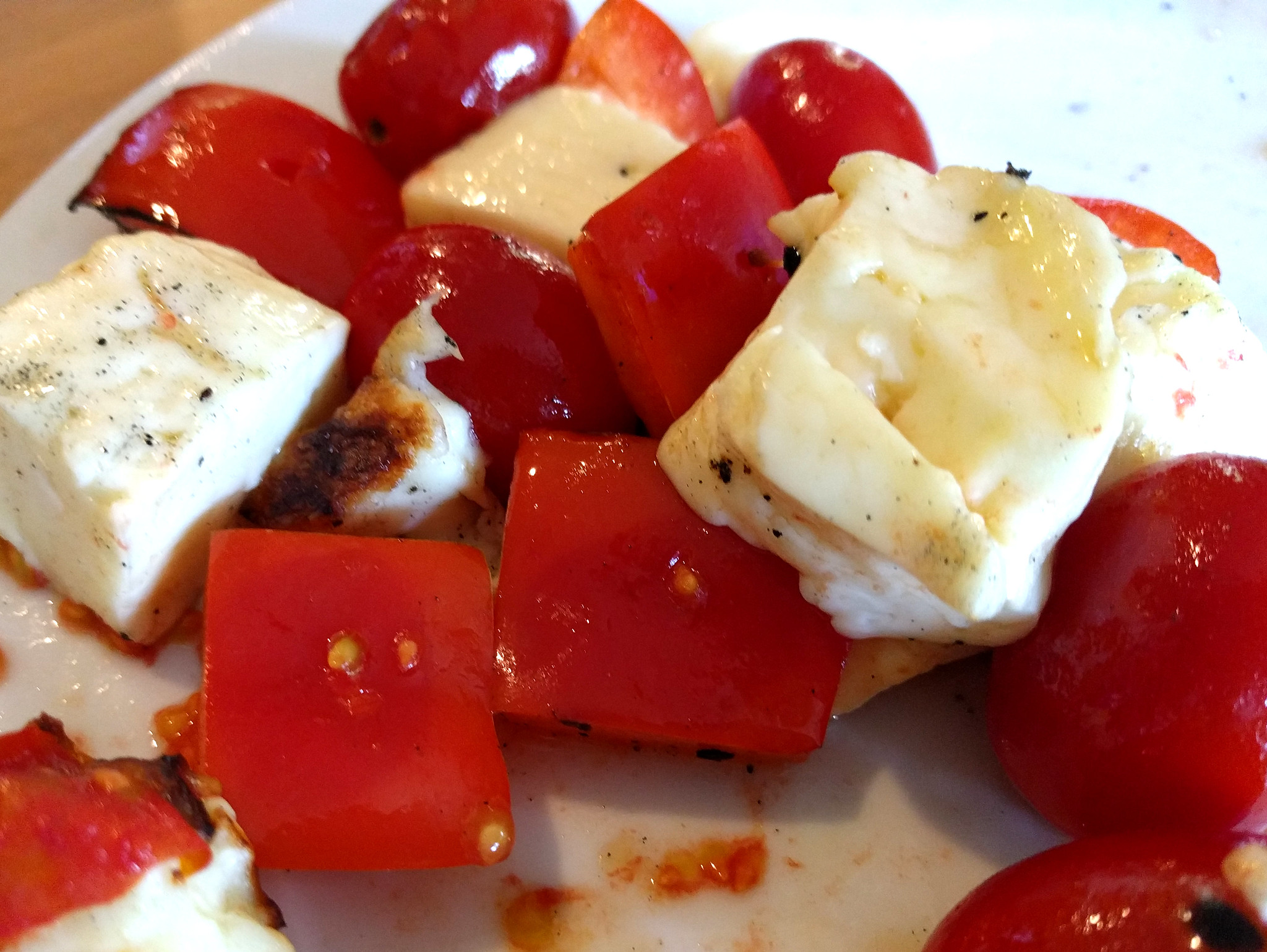 Anthony Bourdain Beirut - Grilled halloumi, peppers and tomatoes - photo by Ruth Hartnup under CC BY 2.0