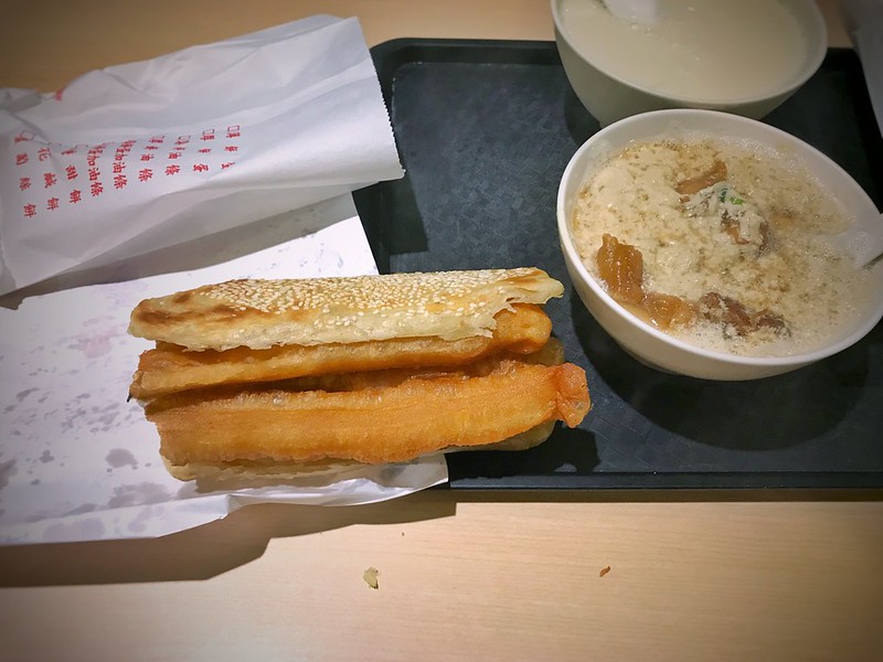 Anthony Bourdain Taipei - Dou Jiang You Tiao - photo par T.Tseng sous CC BY 2.0