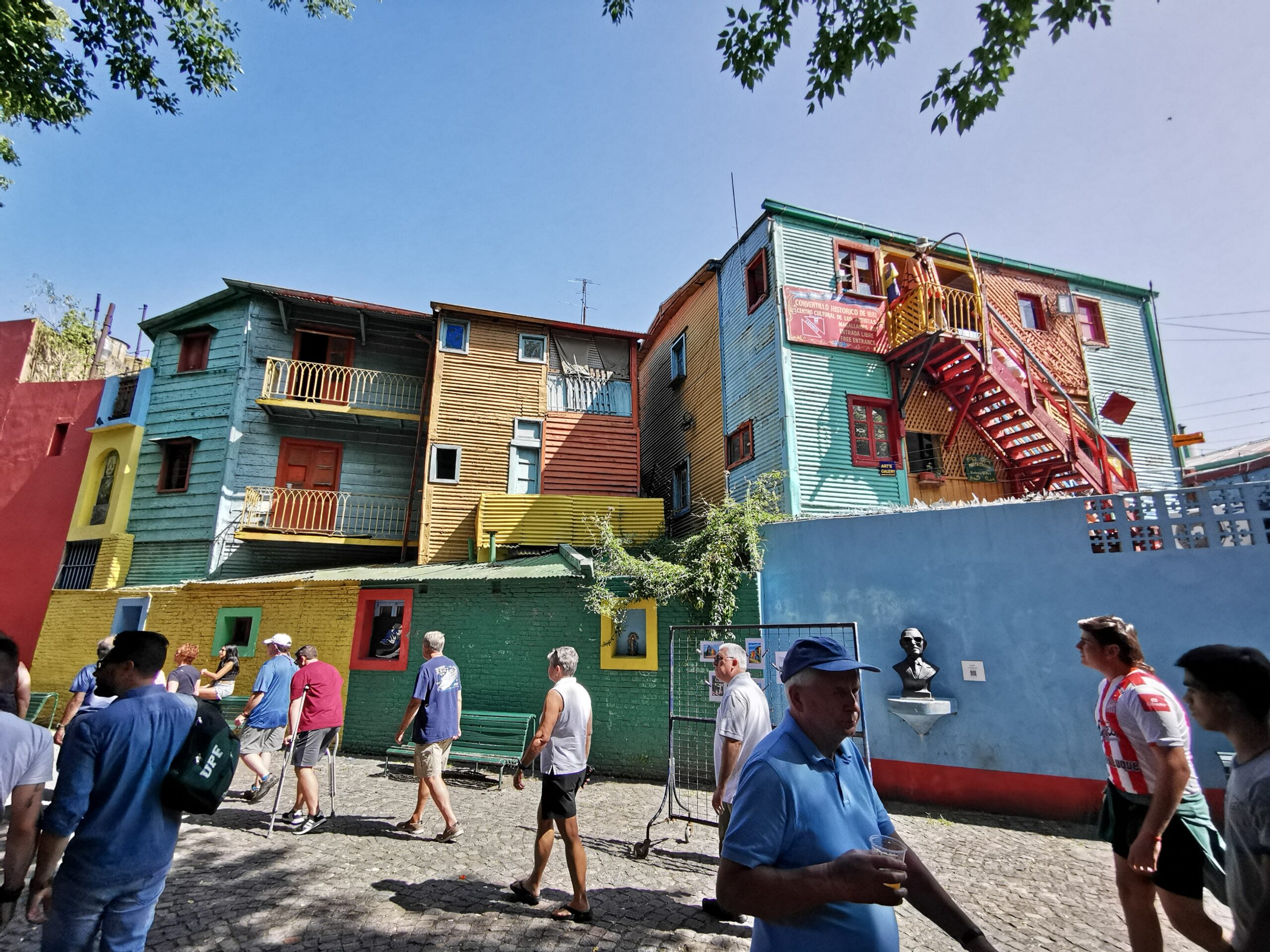 La façade d'un immeuble coloré du quartier La Boca de Buenos Aires.