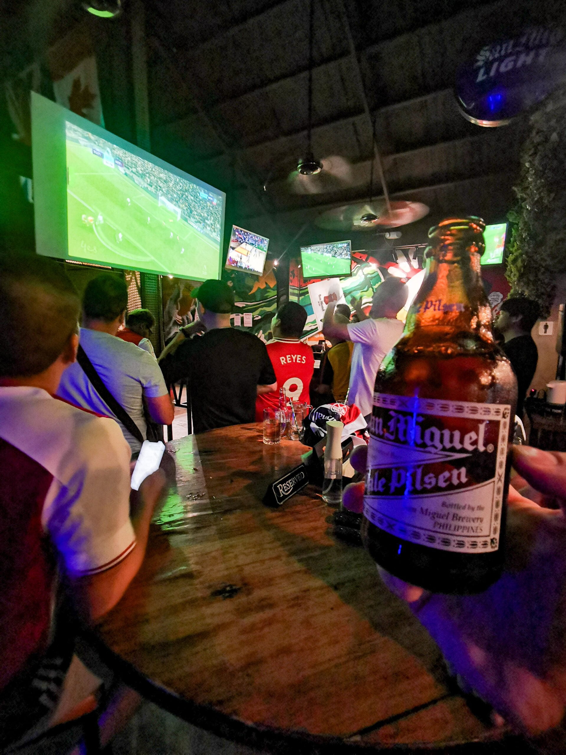 Evolution est un bar sportif à Poblacion, Makati, Manille, Philippines