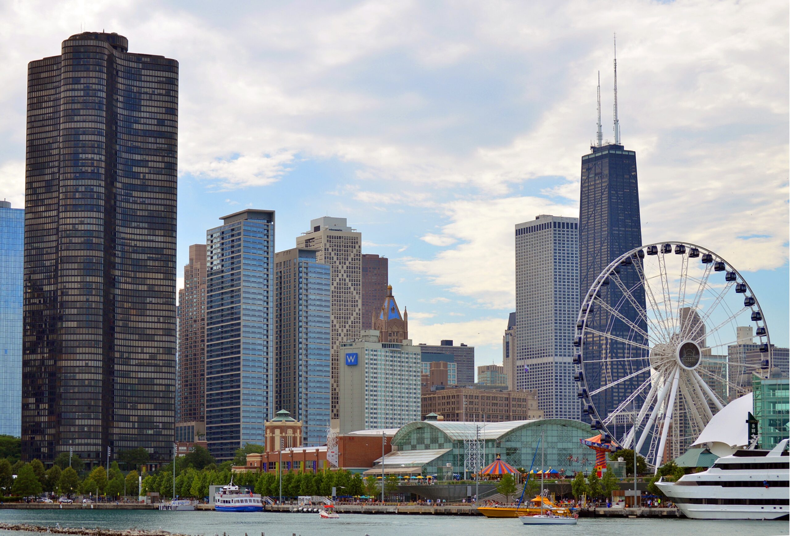 Andrew Zimmern Bizarre Foods Delicious Destinations Chicago - Photo by quinntheislander - https://pixabay.com/en/chicago-illinois-skyline-1535678/ archive copy under CC0, https://commons.wikimedia.org/w/index.php?curid=65976595