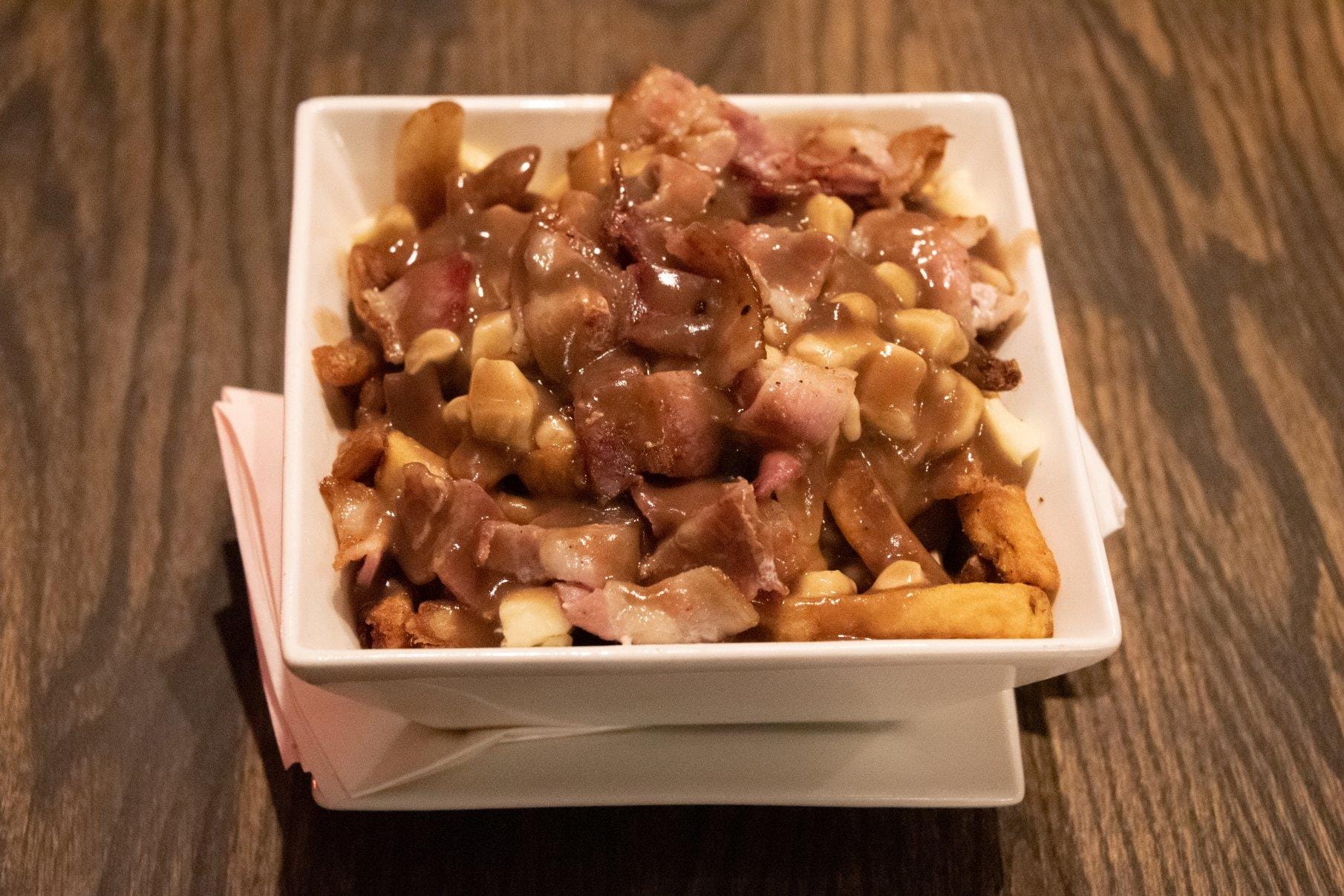 Dans les grandes règles qui définissent la poutine, le bacon est permis, mais le bol, lui, est déconseillé. Photo © Cédric Lizotte