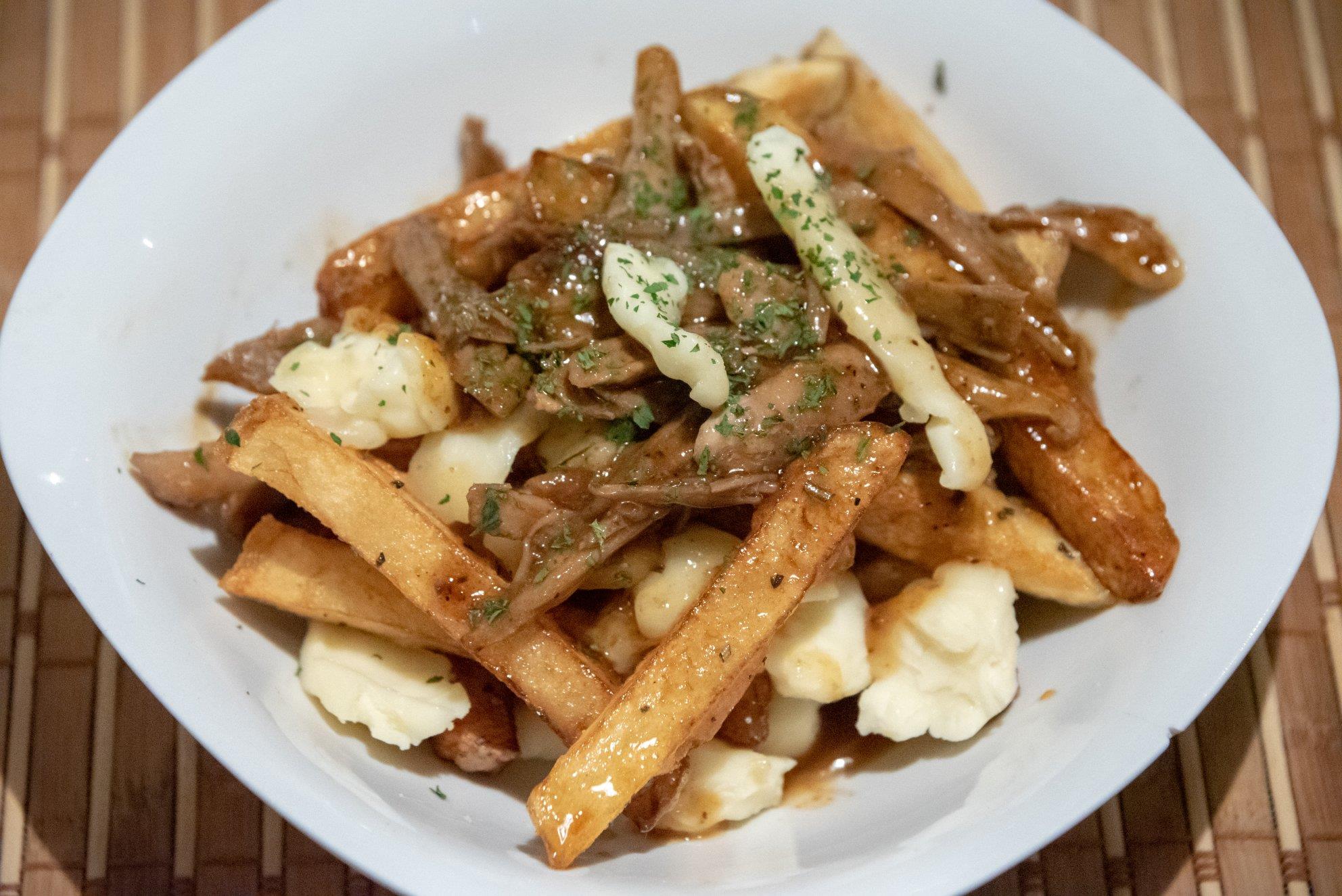 La poutine au canard du restaurant Where The River Narrows. Photo © Cédric Lizotte